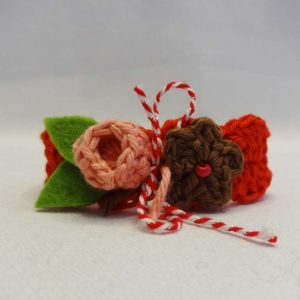Уникална ръчно плетена мартеница с букет цветя от естествени материали