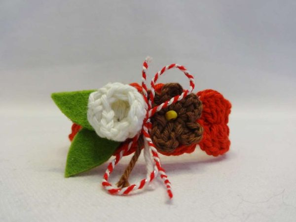 Авторска плетена мартеничка с цветя от естествени материали