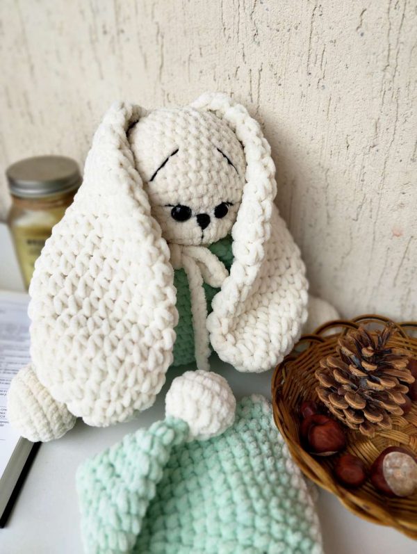 Ръчно плетена плюшена играчка зайче в пижамка, плетено плюшено зайче