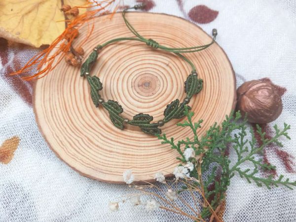 Микро-макраме есенна гривна с малки листенца