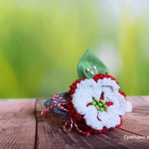 Очарователна мартеница диадема с 3D плетено цвете в бяло и червено
