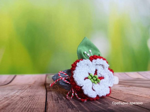 Очарователна мартеница диадема с 3D плетено цвете в бяло и червено