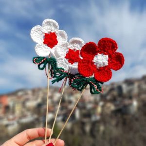 Ръчно плетена мартеница "Цвете" за подарък от естетвени материали