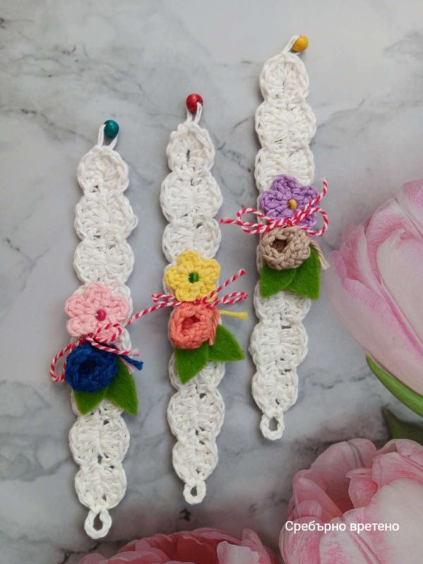 Дизайнерска плетена мартеничка с цветя от естествени материали