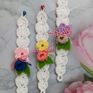Разкошна ръчно плетена мартеница с букетче пролетни цветчета