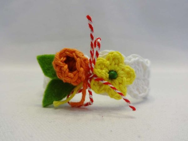 Мартеничка-бижу с нежно букетче от цветя 100% Обич