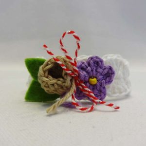 Дизайнерска плетена мартеничка с цветя от естествени материали
