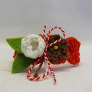 Дамска ръчно плетена мартеница с букетче от пролетни цветя