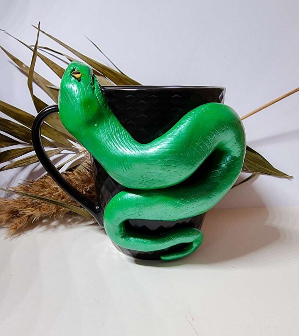Чаша със змия, декорирана с полимерна глина
