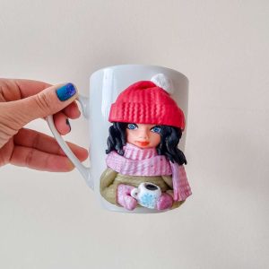 Чаша момиче с кафе, декорирана с полимерна глина