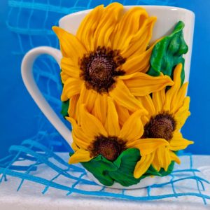 Чаша жълти цветя, декорирана с полимерна глина
