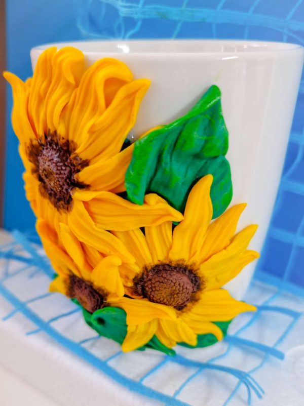 Чаша жълти цветя, декорирана с полимерна глина