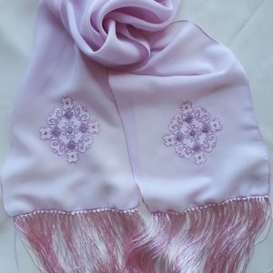 Уникален ръчно бродиран копринен шал с автентичен български мотив