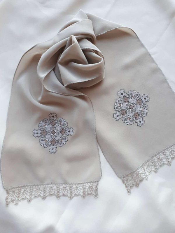 Уникален ръчно бродиран копринен шал с автентичен български мотив