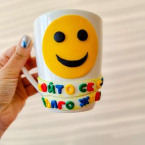 Чаша с емотикон и надпис от полимерна глина