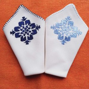 Едноцветни ръчно бродирани копринени кърпички по поръчка