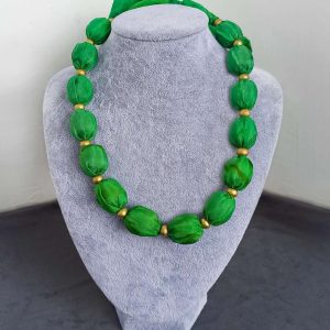 Зелена копринена огърлица - подарък за учител- налична