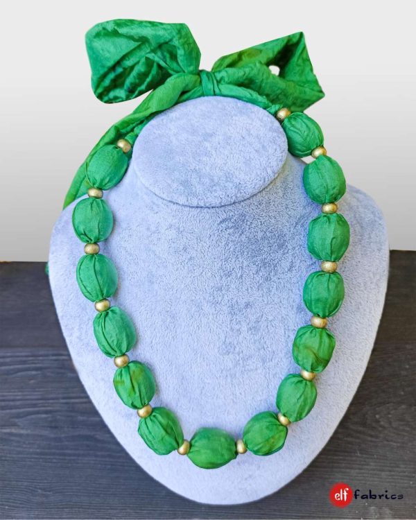 Зелена копринена огърлица - подарък за учител- налична