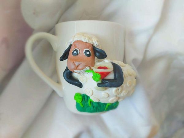 Чаша с овца от полимерна глина