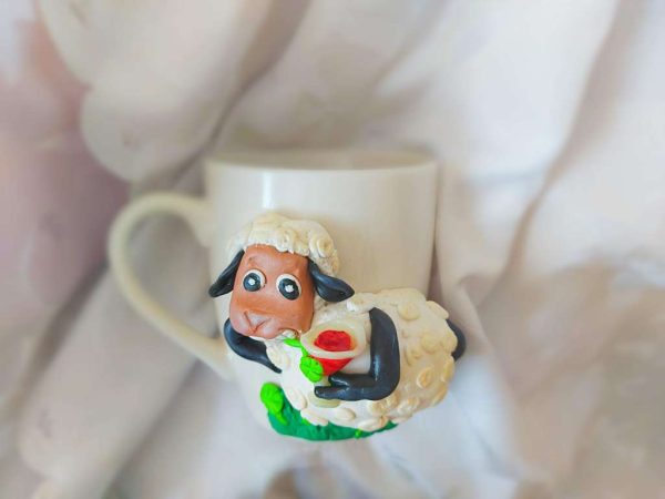 Чаша с овца от полимерна глина