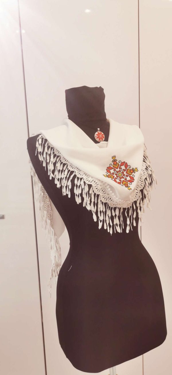 Триъгълен шал с бродирана шевица