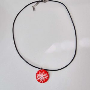 Колие с шевица в червен цвят от полимерна глина