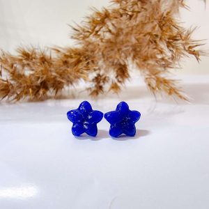 Обеци със синьо цвете от полимерна глина