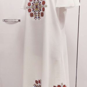 Рокля с бродирана българска шевица