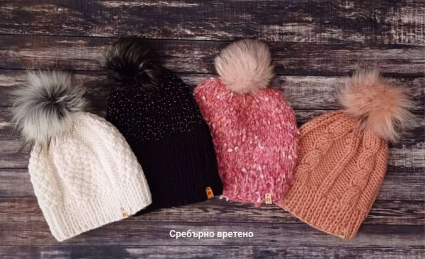 Ръчно плетен дамска зимна бяла шапка с помпон