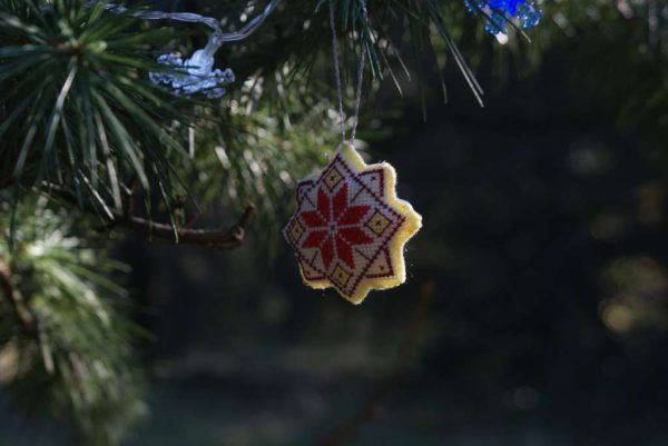 Бродирана коледна звезда с елемент от шевица