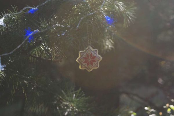 Бродирана коледна звезда с елемент от шевица