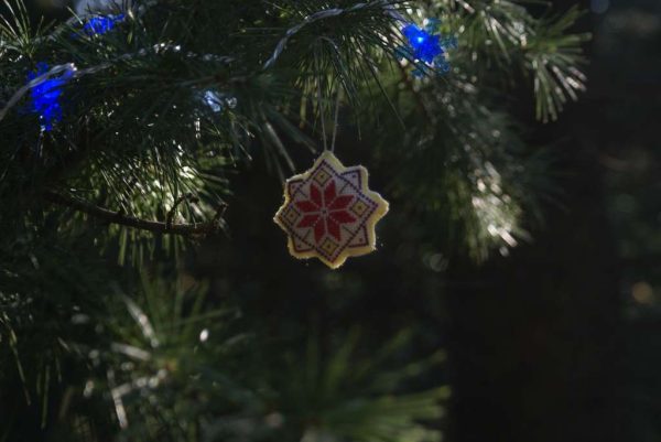 Бродирана коледна звезда с елемент от шевица