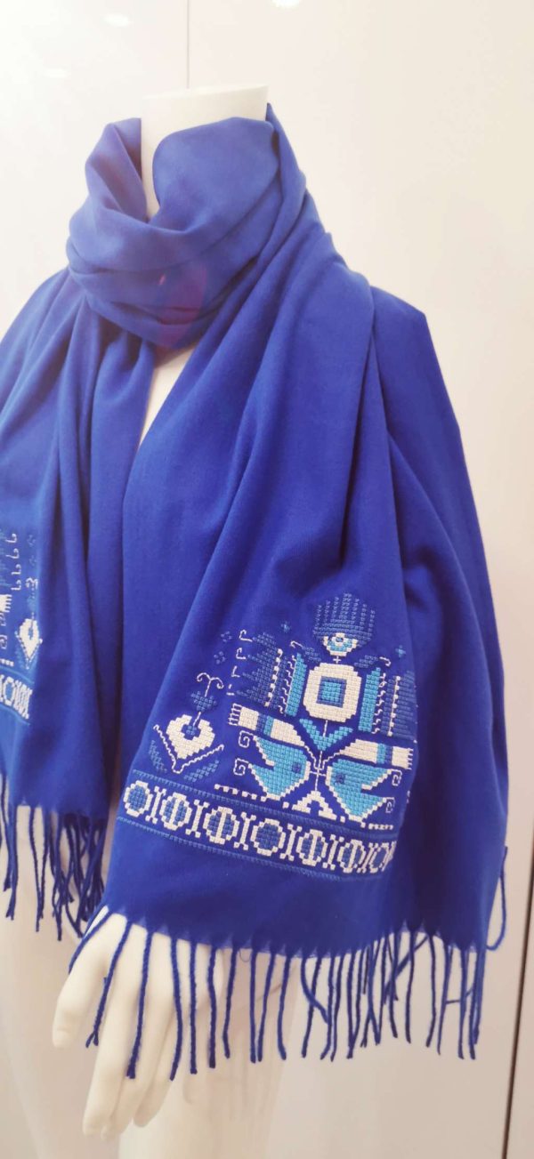 Кашмирен шал с бродирана шевица