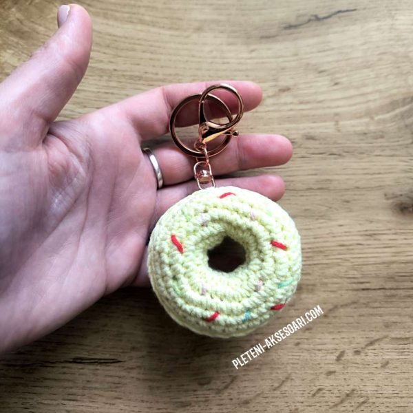 Плетена поничка ключодържател