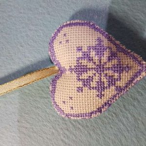 Бродирана играчка за елха