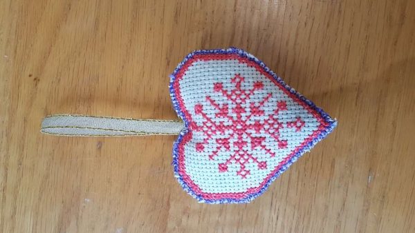 Бродирана играчка за елха