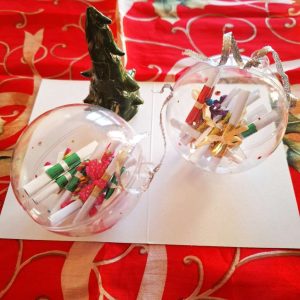 Топки с коледни късмети