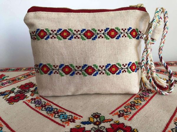 Ръчно бродирани клъч-портмонета с български шевици.