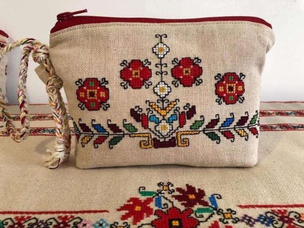 Ръчно бродирани клъч-портмонета с български шевици.