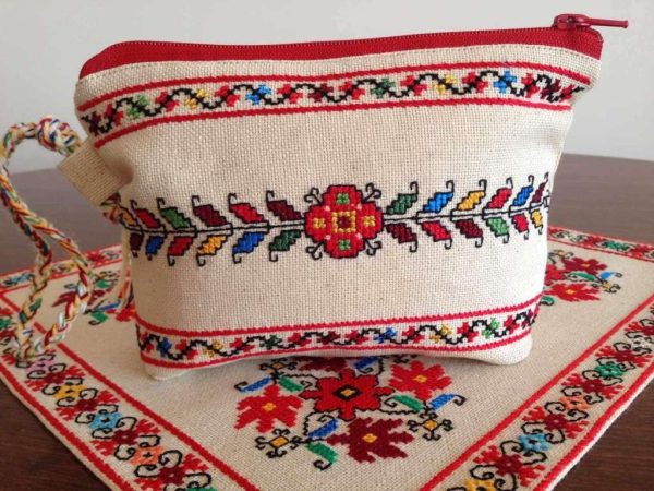 Ръчно бродирани клъч-портмонета с български шевици.