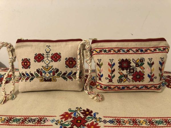 Ръчно бродирани клъч-портмонета с български шевици.