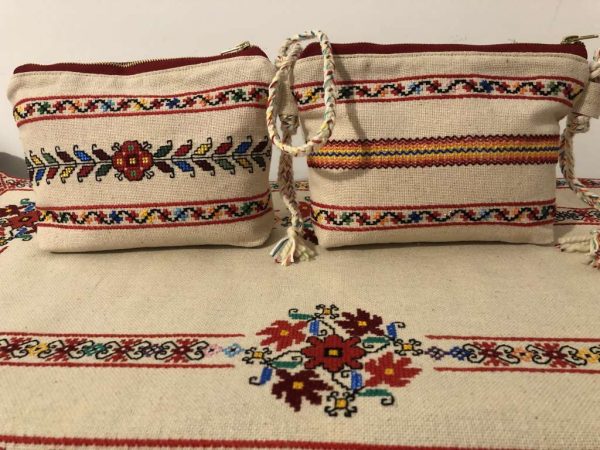 Ръчно бродирани клъч-портмонета с български шевици.