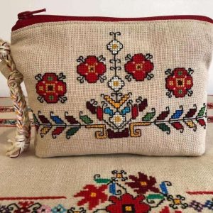 Ръчно бродирани клъч-портмонета с български шевици.