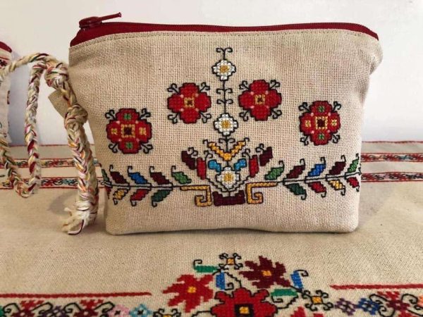 Ръчно бродирани клъч-портмонета с български шевици.