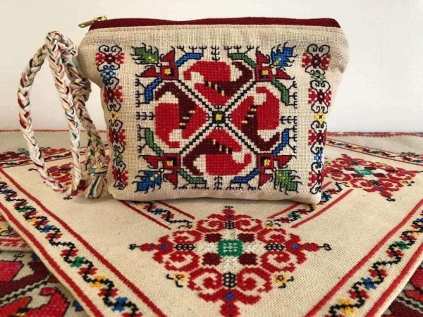 Ръчно бродирани клъч-портмонета с български шевици.