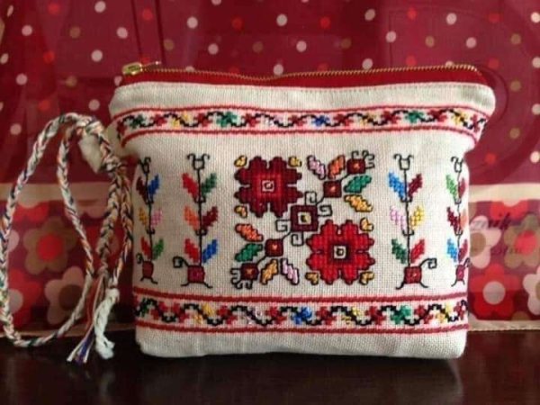 Ръчно бродирани клъч-портмонета с български шевици.