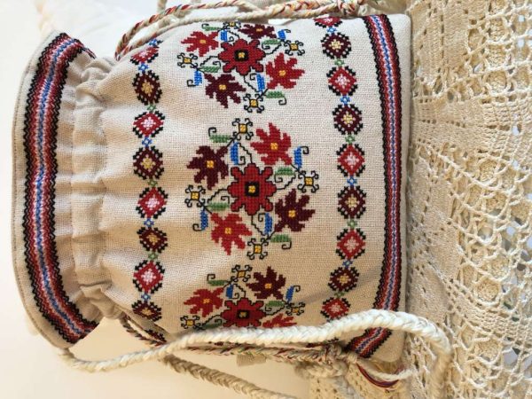 Ръчно бродирана чанта с български шевици.