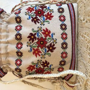 Ръчно бродирана чанта с български шевици.