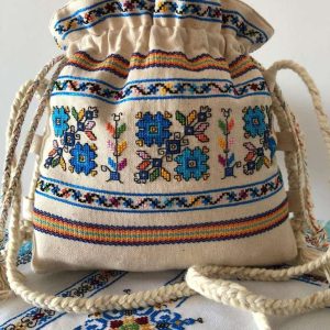 Ръчно бродирана чанта с български шевици.