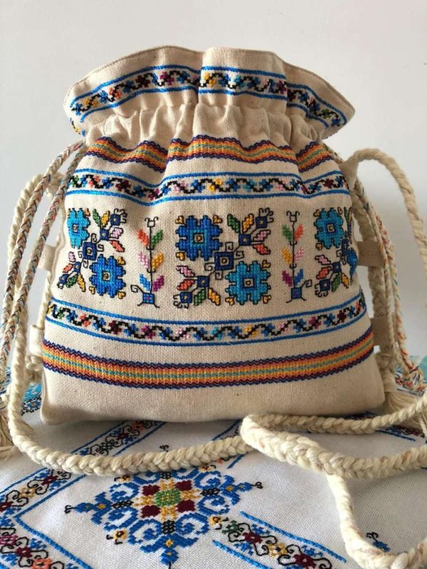 Ръчно бродирана чанта с български шевици.